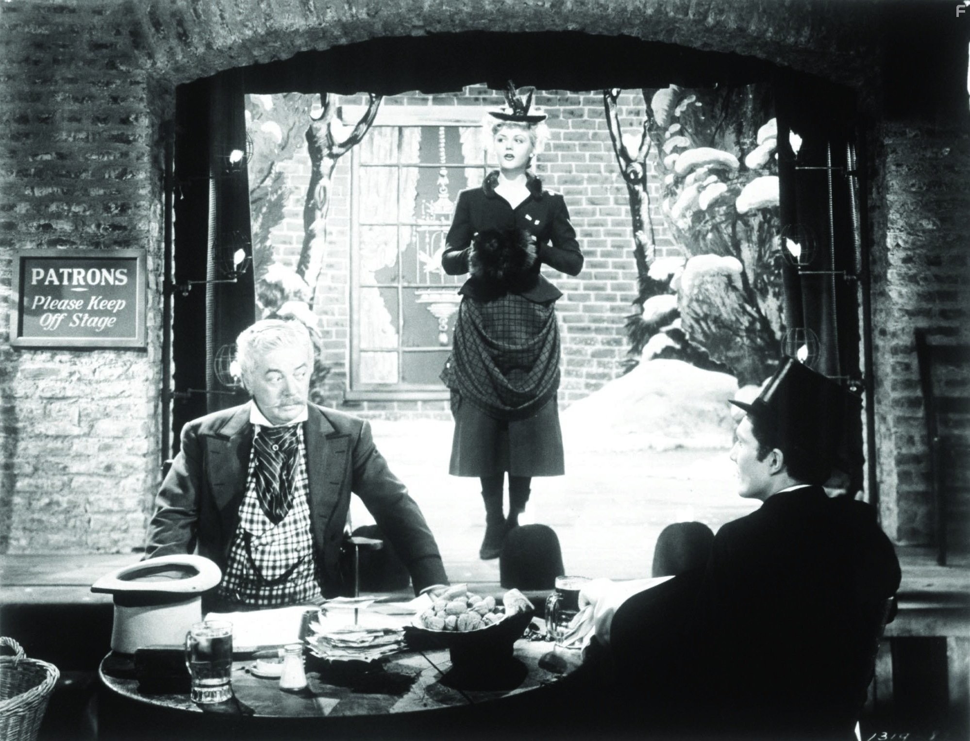 Angela Lansbury and Hurd Hatfield in Портрет Дориана Грея (1945)