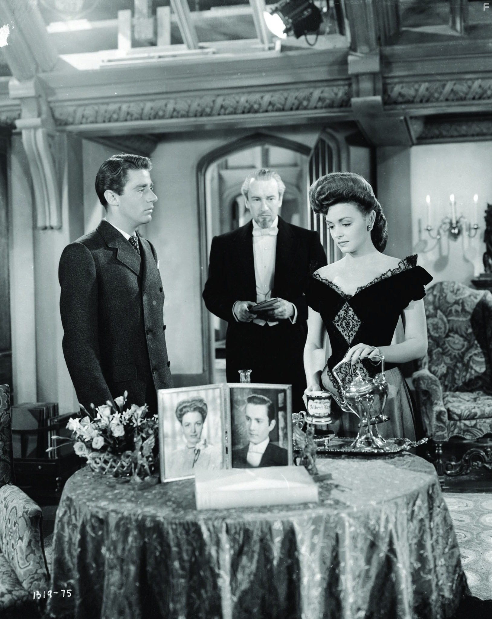 Donna Reed, George Sanders, and Peter Lawford in Портрет Дориана Грея (1945)