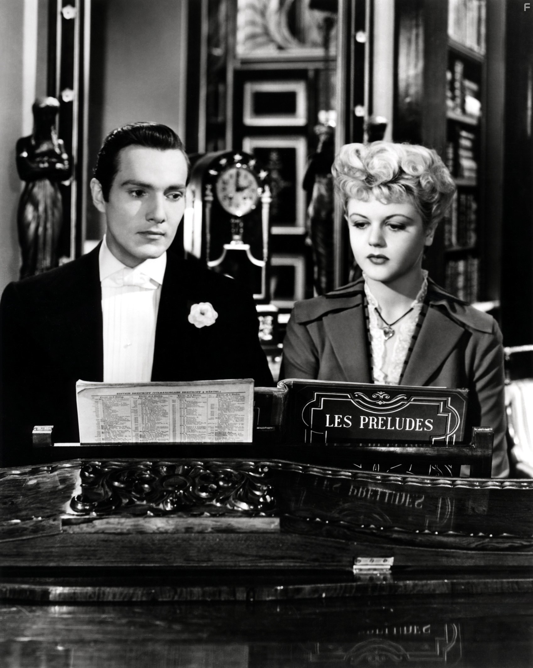 Angela Lansbury and Hurd Hatfield in Портрет Дориана Грея (1945)