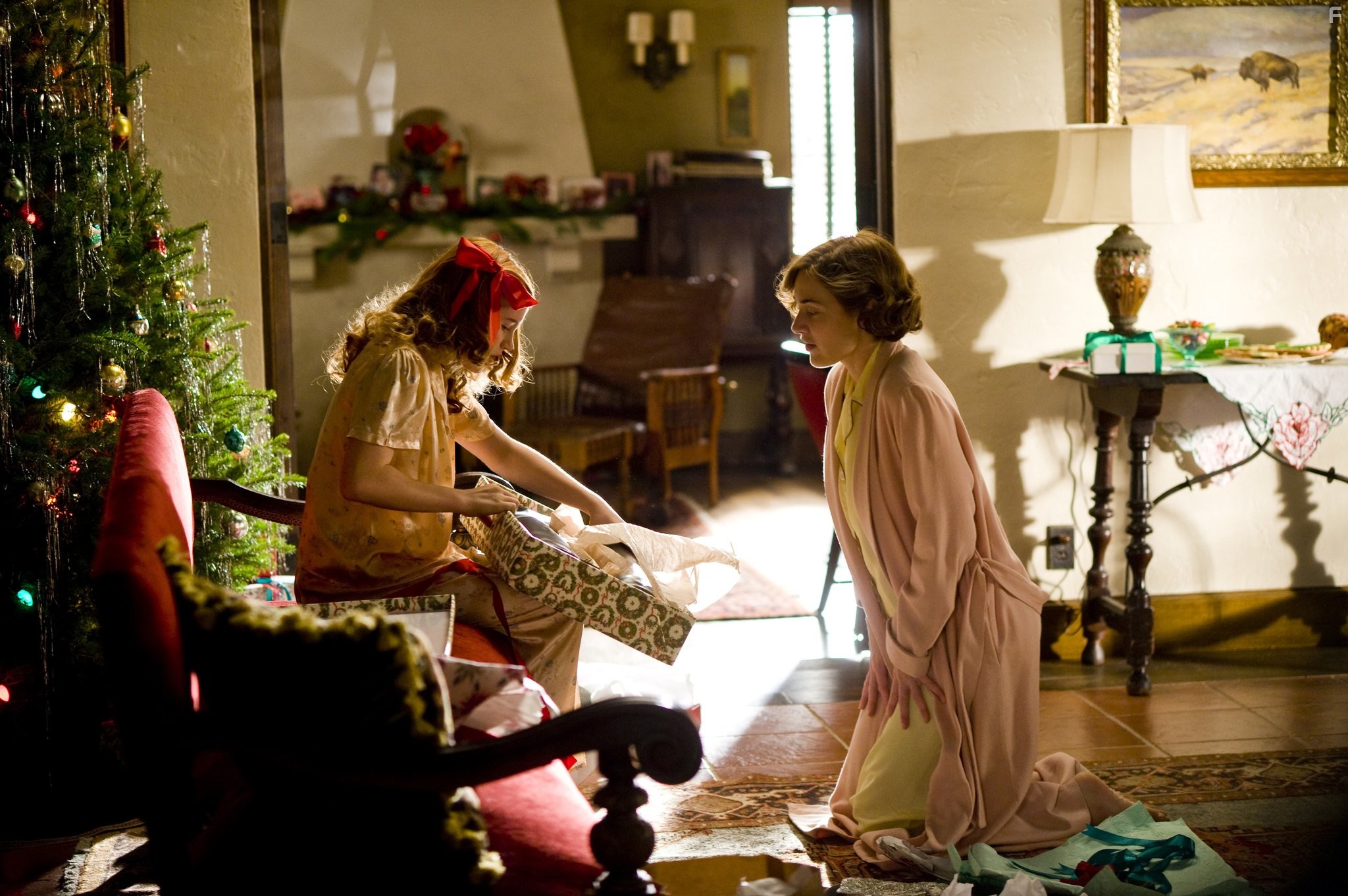 Kate Winslet and Morgan Turner in Милдред Пирс (2011)