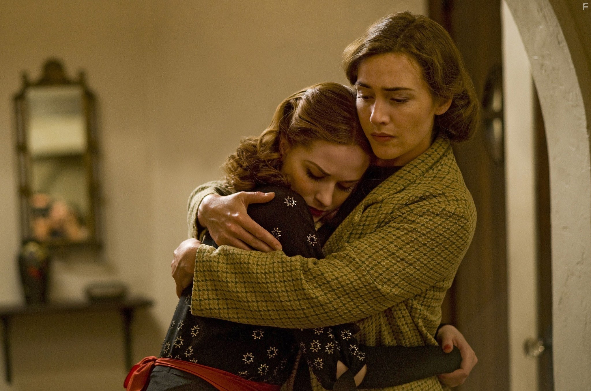 Kate Winslet and Evan Rachel Wood in Милдред Пирс (2011)