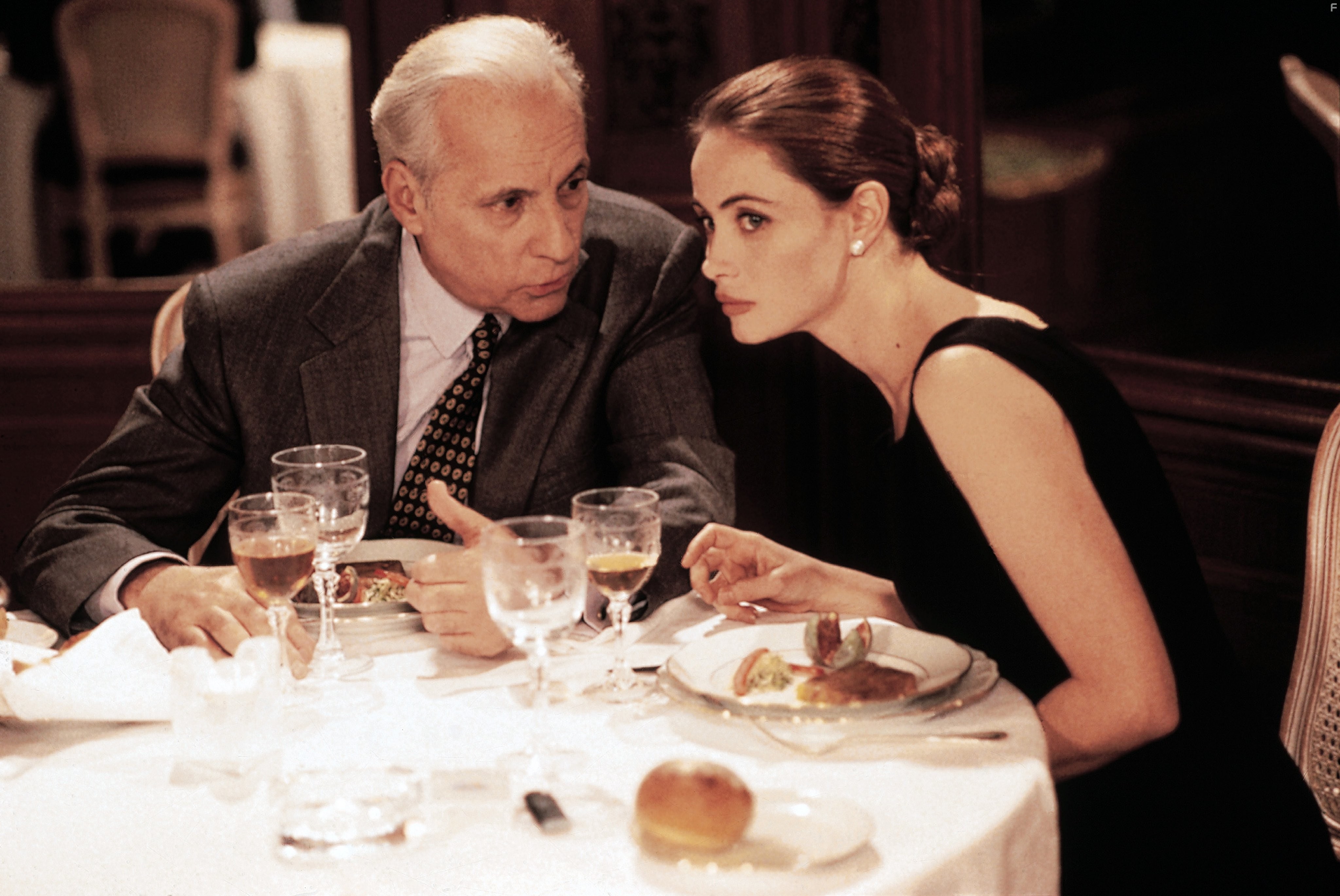 Emmanuelle B?art and Michel Serrault in Нелли и месье Арно (1995)