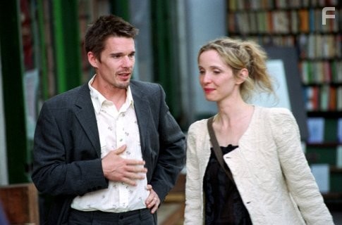 Ethan Hawke and Julie Delpy in Перед закатом (2004)