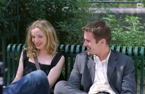 Ethan Hawke and Julie Delpy in Перед закатом (2004)