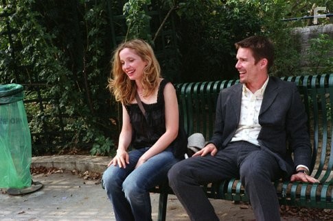 Ethan Hawke and Julie Delpy in Перед закатом (2004)