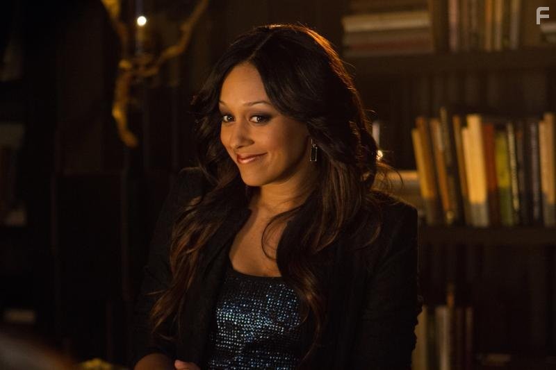 Tia Mowry-Hardrict in Выдача багажа (2013)