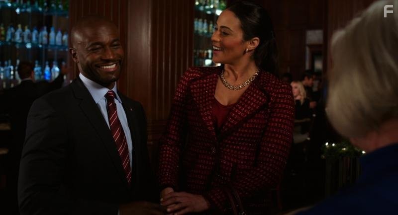 Taye Diggs and Paula Patton in Выдача багажа (2013)