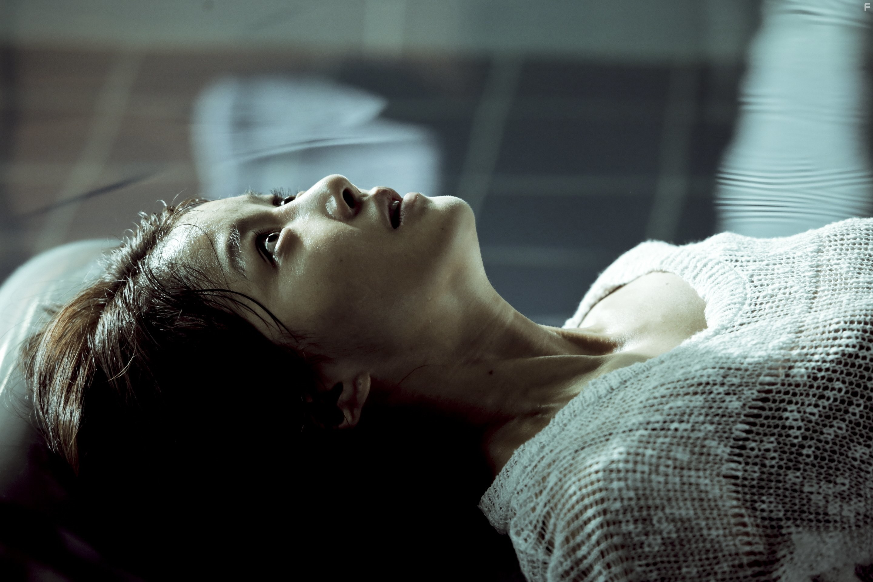 Si-young Lee in Deo web-toon: Ye-go sal-in (2013)