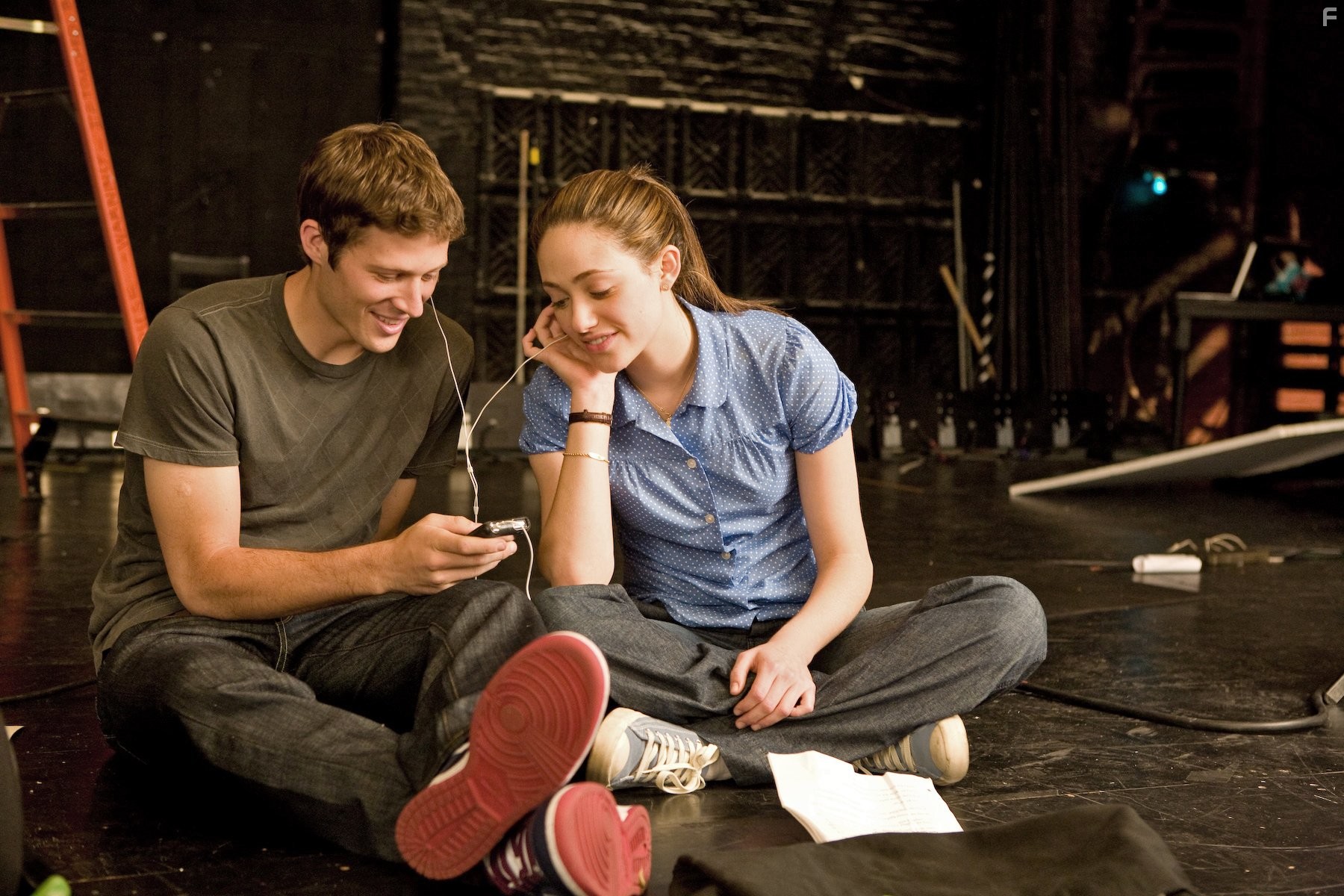Emmy Rossum and Zach Gilford in Вызов (2009)