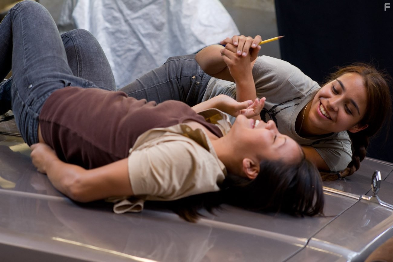 Fenessa Pineda and Venecia Troncoso in Mosquita y Mari (2012)
