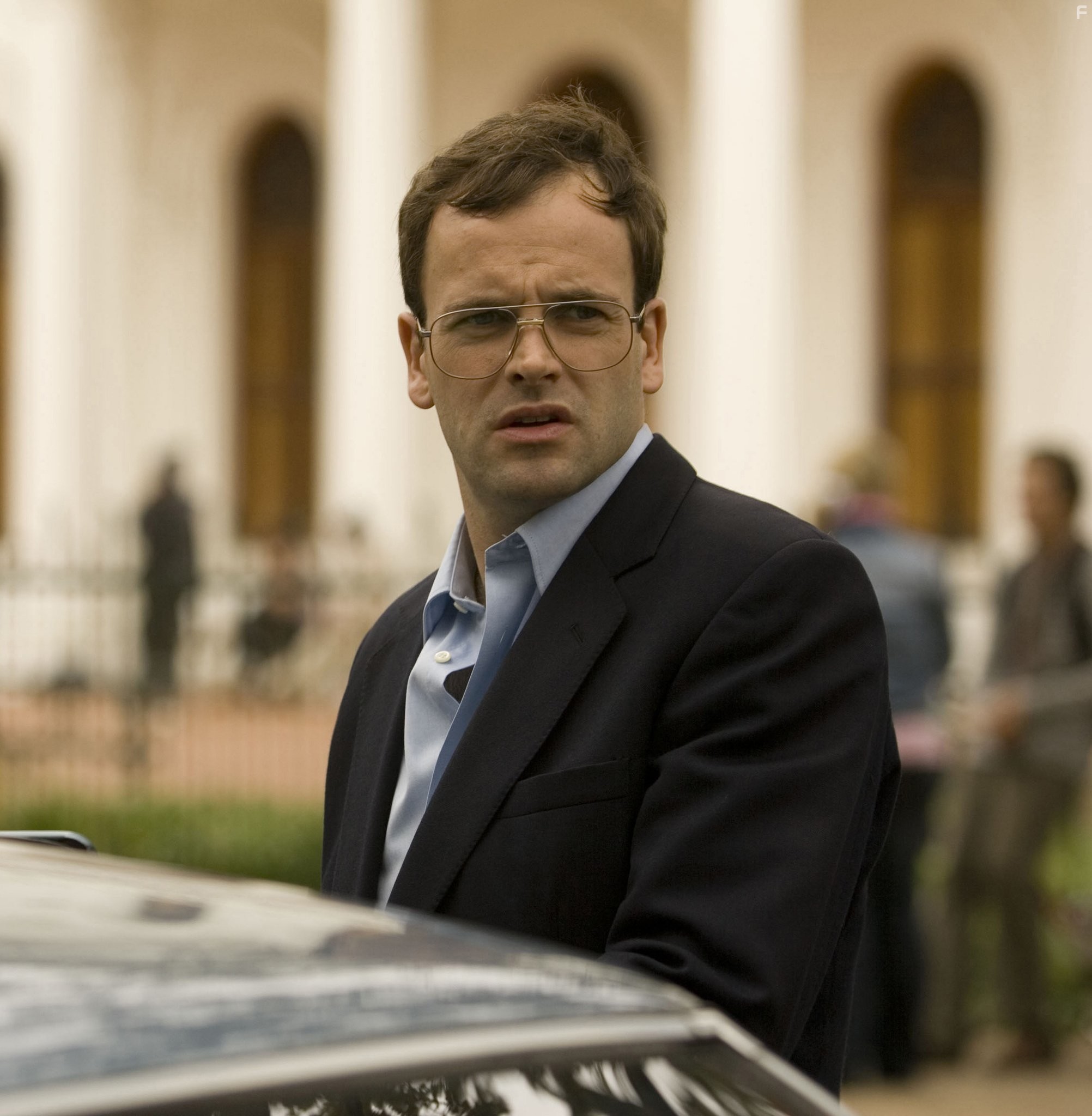 Jonny Lee Miller in Конец игры (2009)