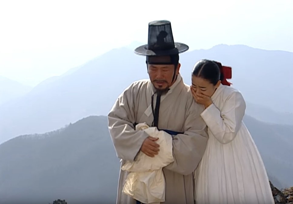 Eun-hye Park and Hyeon-shik Lim in Жемчужина дворца (2003)