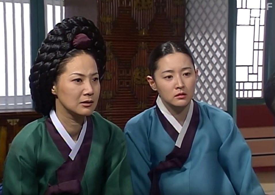 Yeong-ae Lee and Mi-kyeong Yang in Жемчужина дворца (2003)