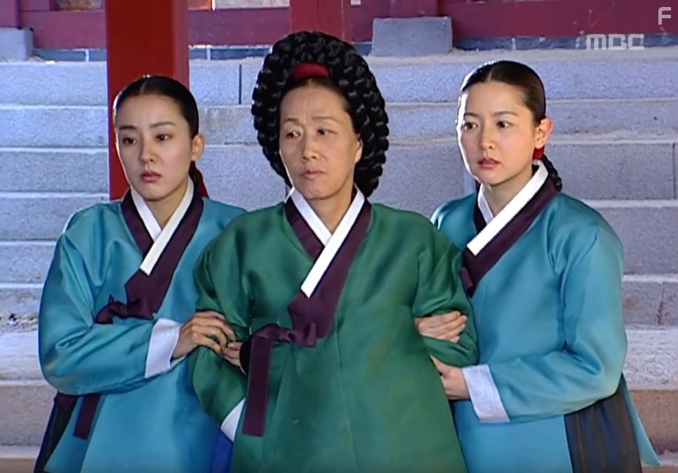 Yeong-ae Lee, Eun-hye Park, and Woon-gye Yeo in Жемчужина дворца (2003)