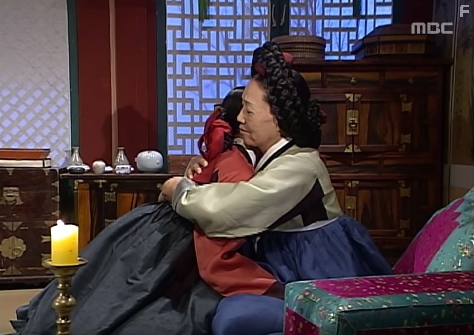 Eun-hye Park and Woon-gye Yeo in Жемчужина дворца (2003)