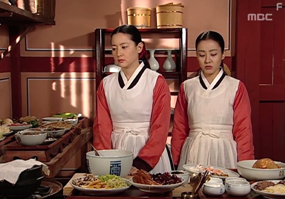 Yeong-ae Lee and Eun-hye Park in Жемчужина дворца (2003)