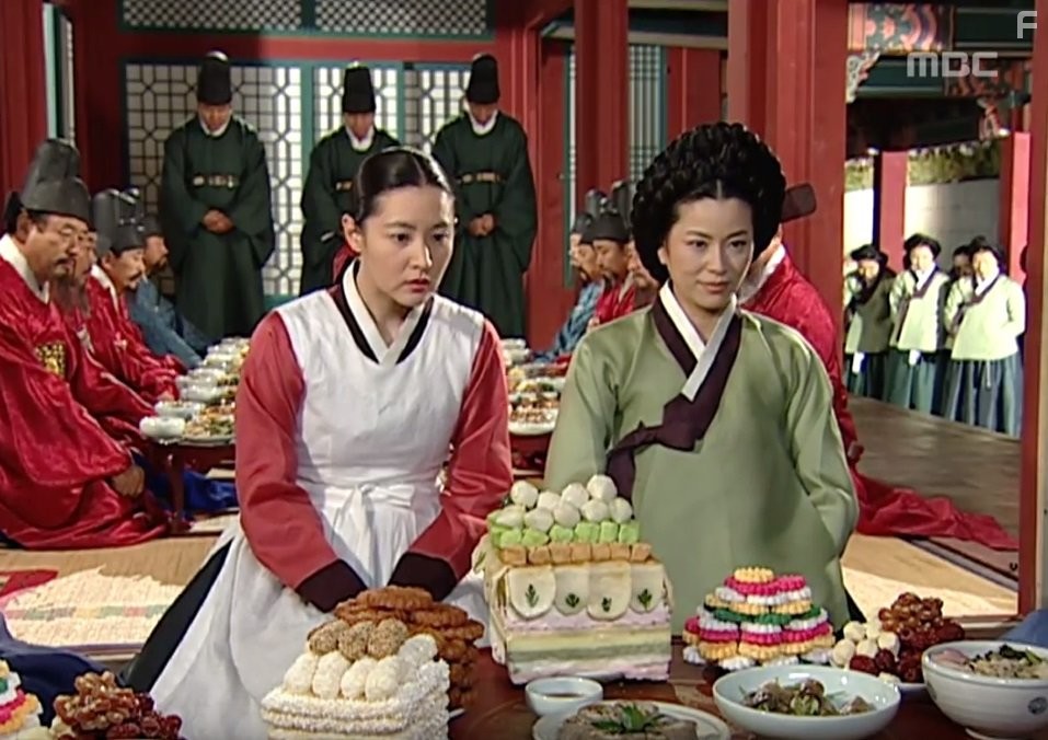 Yeong-ae Lee and Mi-ri Gyeon in Жемчужина дворца (2003)