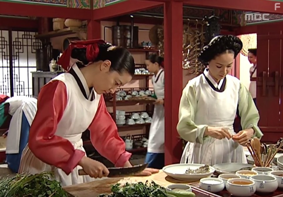 Yeong-ae Lee and Mi-kyeong Yang in Жемчужина дворца (2003)