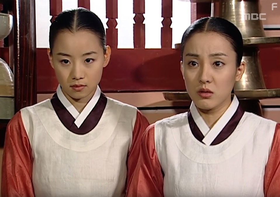 Eun-hye Park and Ja Hye Choi in Жемчужина дворца (2003)