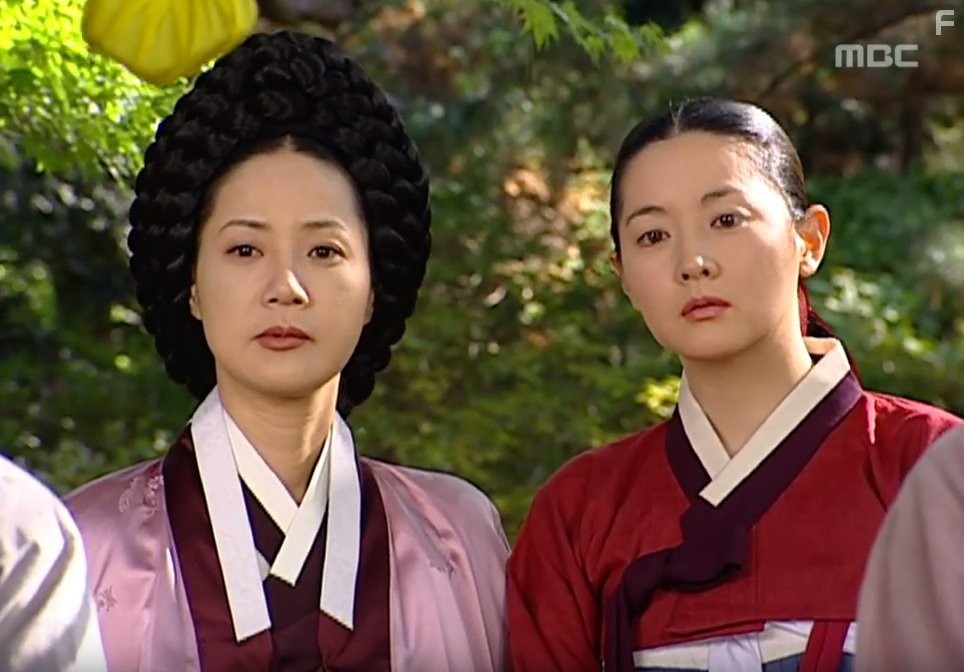 Yeong-ae Lee and Mi-kyeong Yang in Жемчужина дворца (2003)