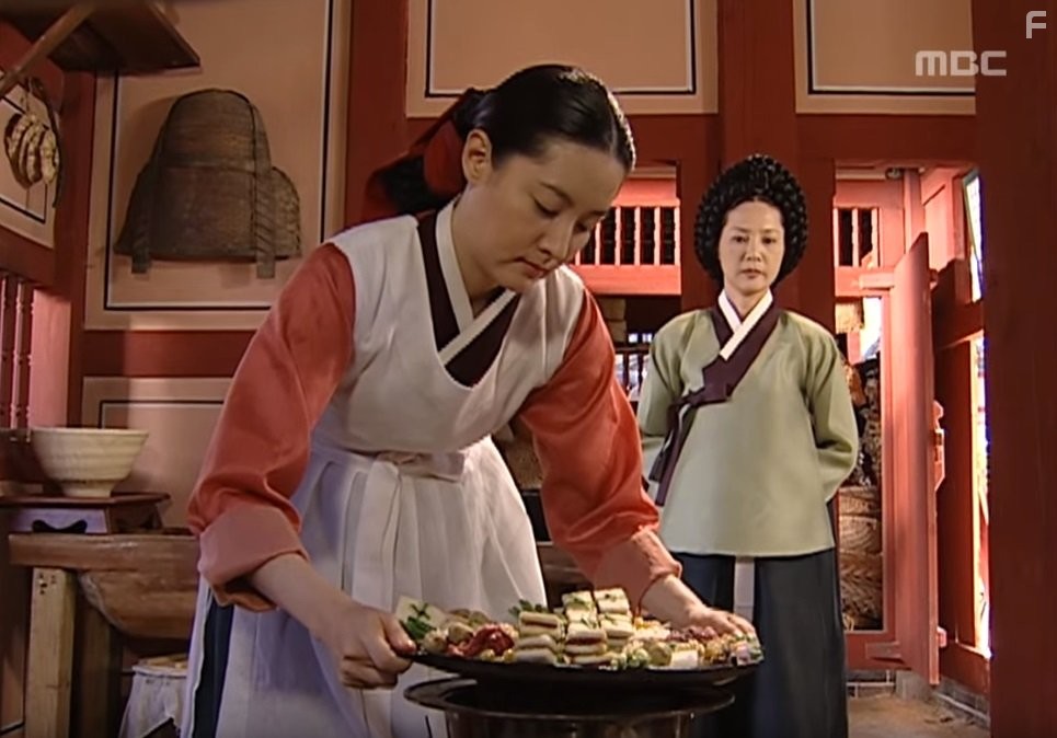 Yeong-ae Lee and Mi-kyeong Yang in Жемчужина дворца (2003)