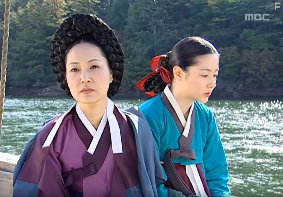 Yeong-ae Lee and Mi-kyeong Yang in Жемчужина дворца (2003)