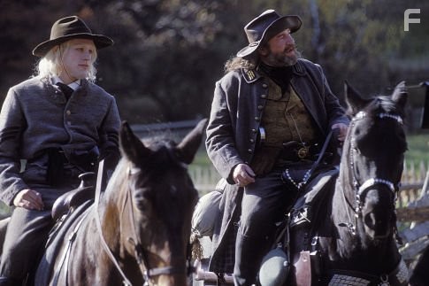 Charlie Hunnam and Ray Winstone in Холодная гора (2003)