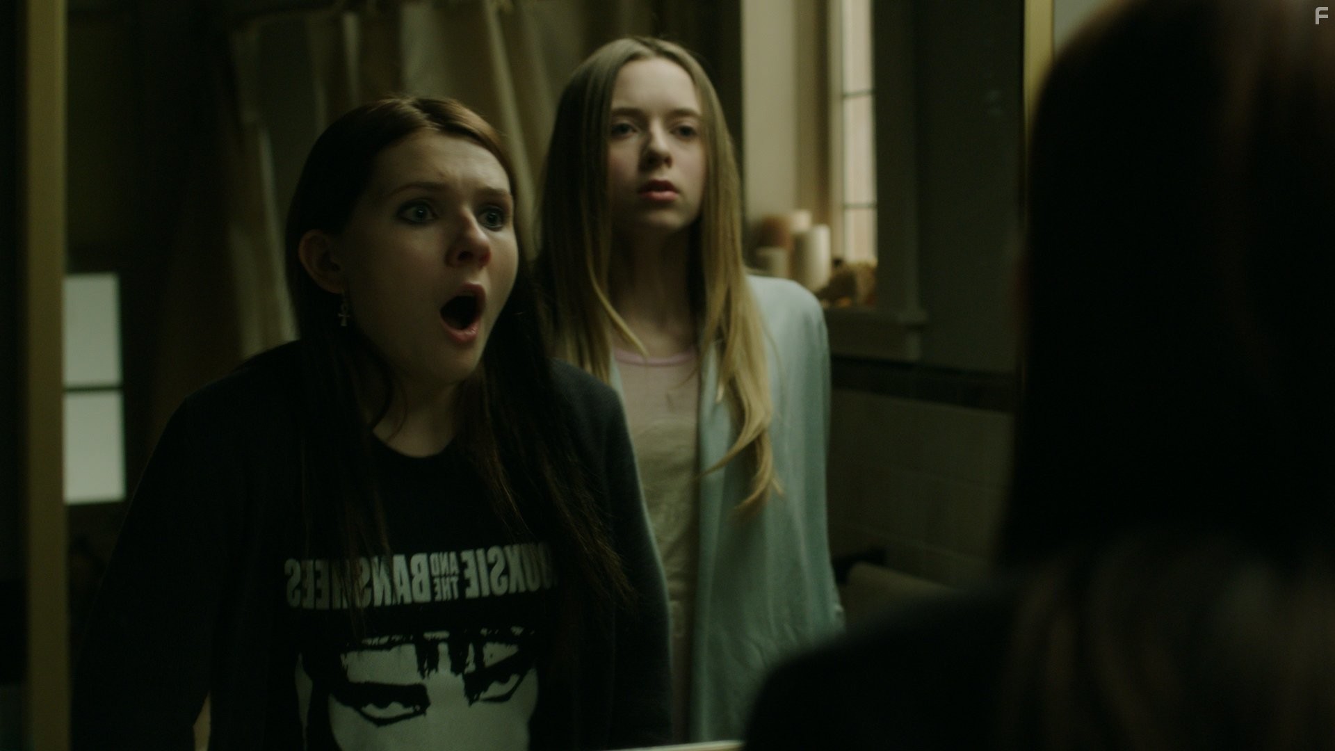 Abigail Breslin and Eleanor Zichy in Лимб (2013)