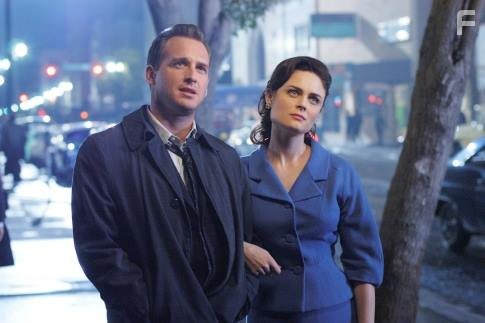 Emily Deschanel and Josh Lucas in Игра по чужим правилам (2006)