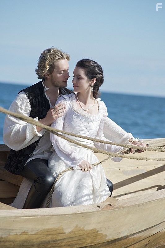 Toby Regbo and Adelaide Kane in Царство (2013)