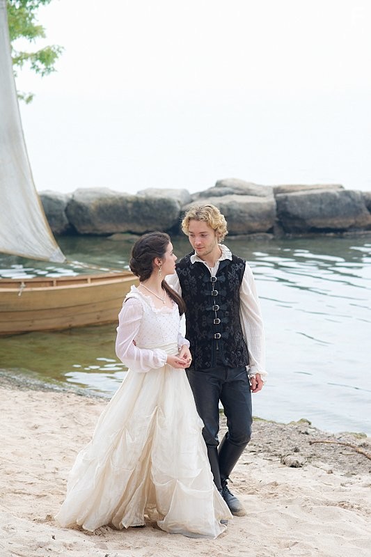 Toby Regbo and Adelaide Kane in Царство (2013)
