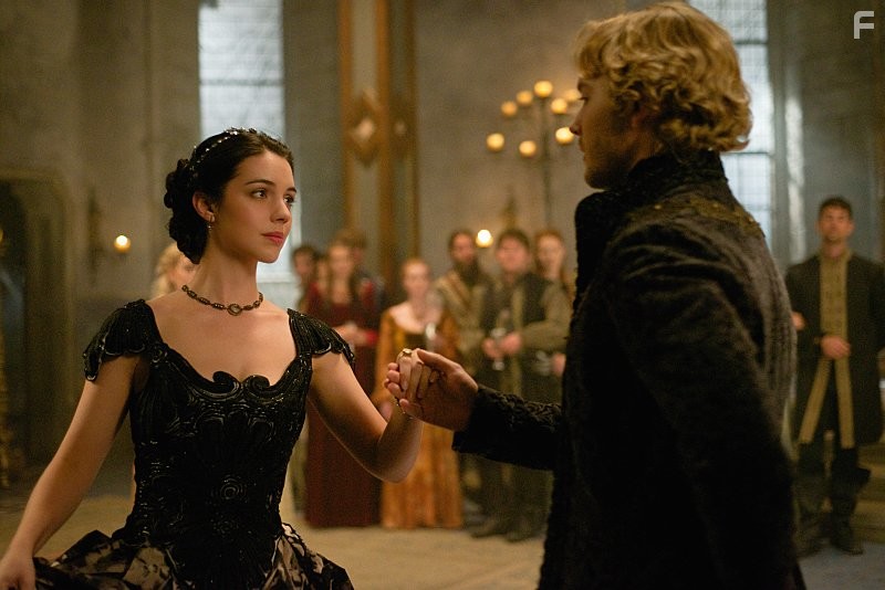 Toby Regbo and Adelaide Kane in Царство (2013)