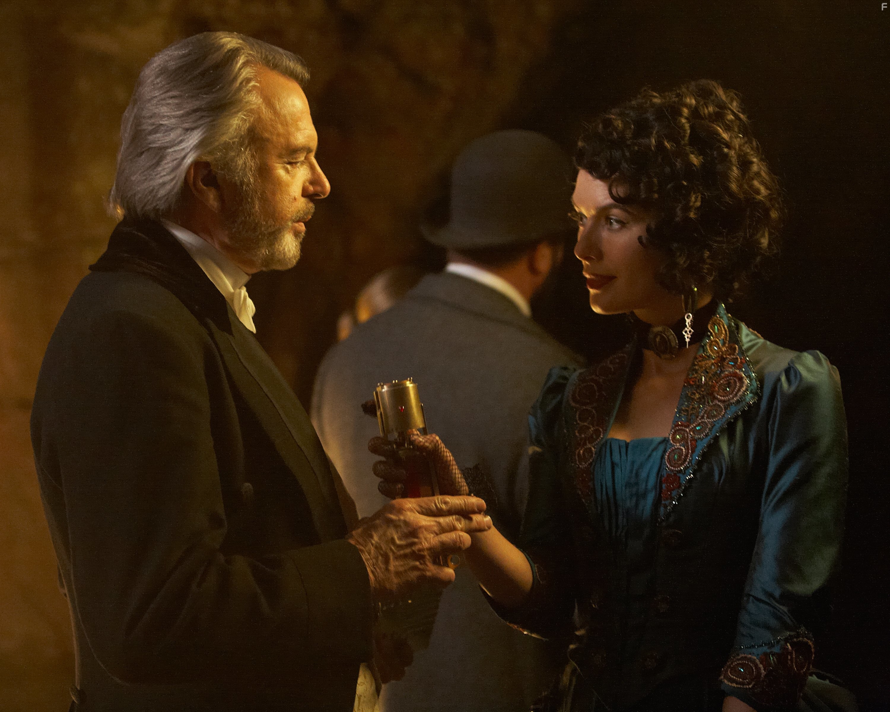 Sam Neill and Lena Headey in Мэрайа Мунди и шкатулка Мидаса (2013)