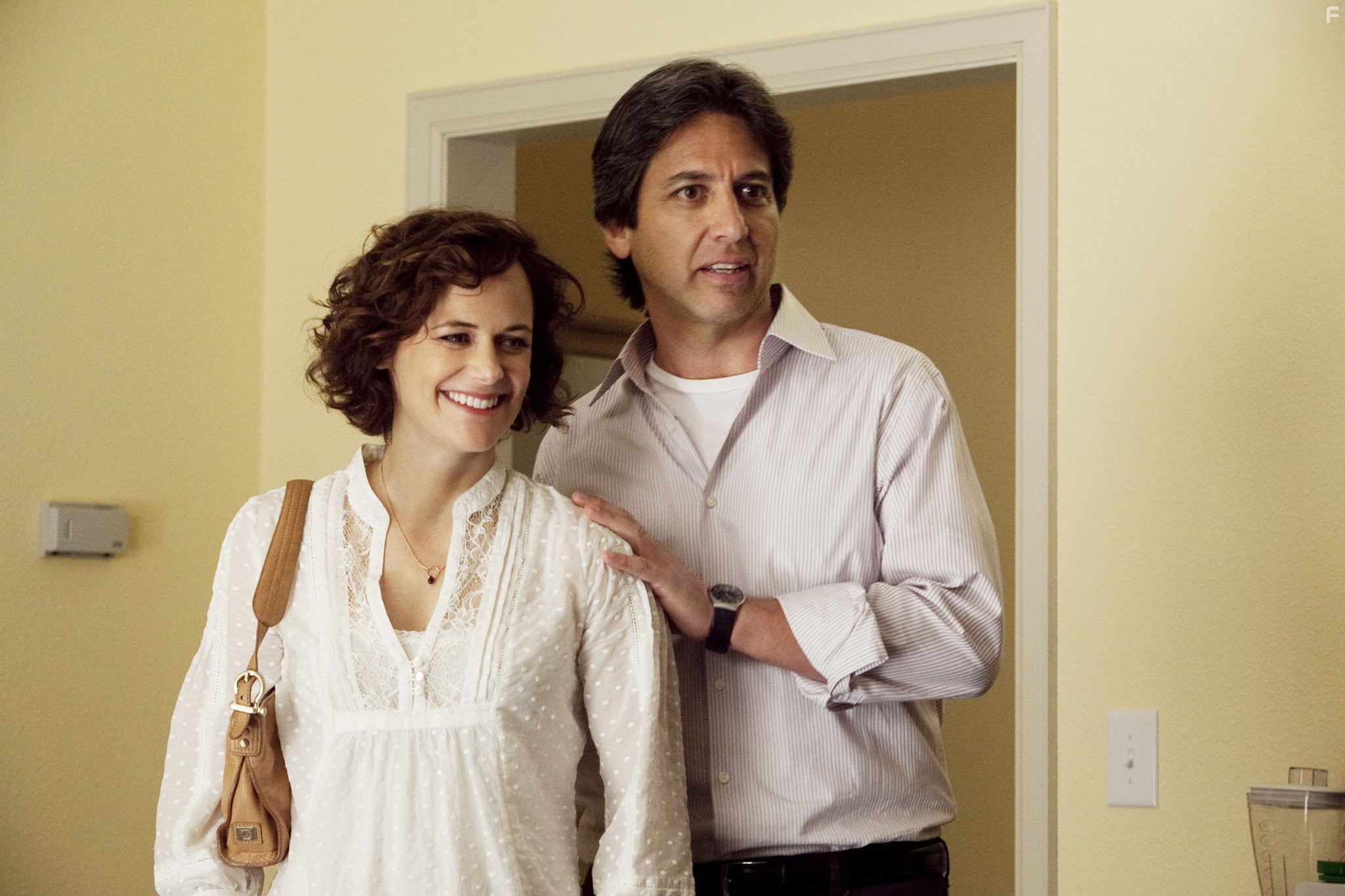 Ray Romano and Sarah Clarke in Мужчины среднего возраста (2009)