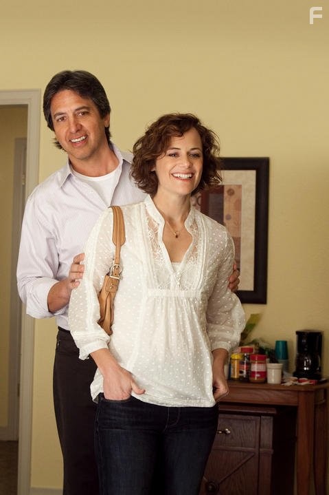 Ray Romano and Sarah Clarke in Мужчины среднего возраста (2009)