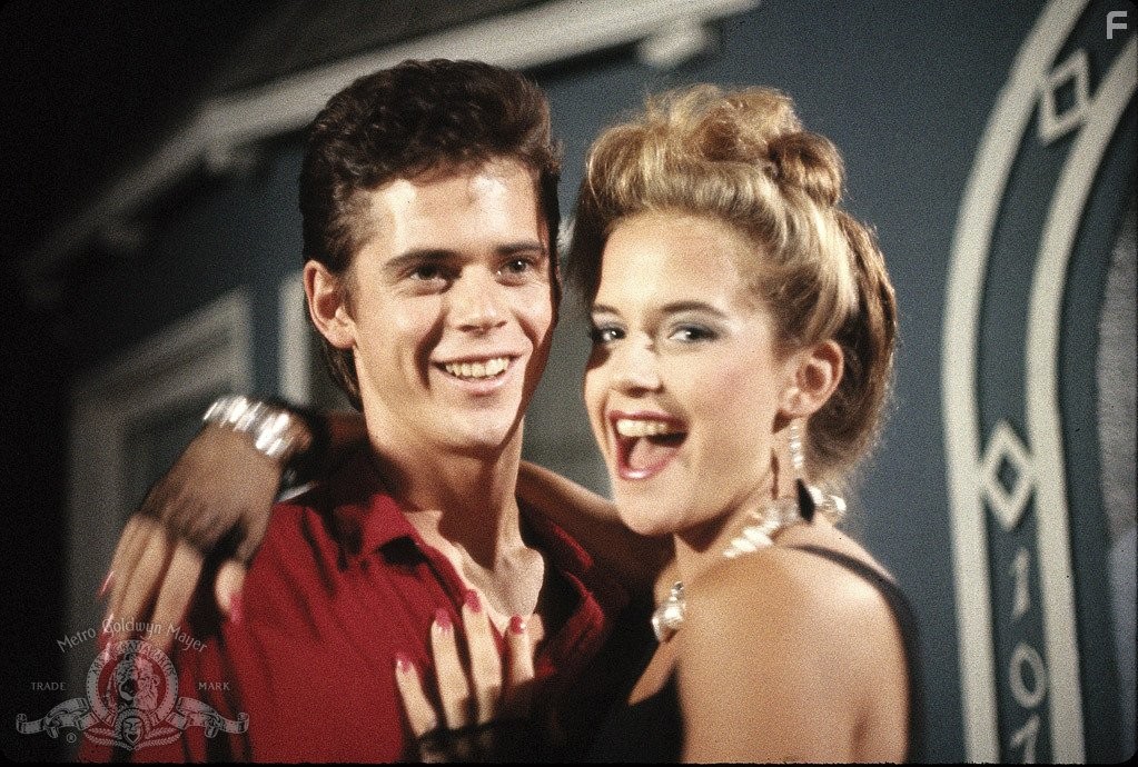 Kelly Preston and C. Thomas Howell in Тайный поклонник (1985)