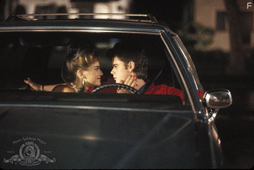 Kelly Preston and C. Thomas Howell in Тайный поклонник (1985)