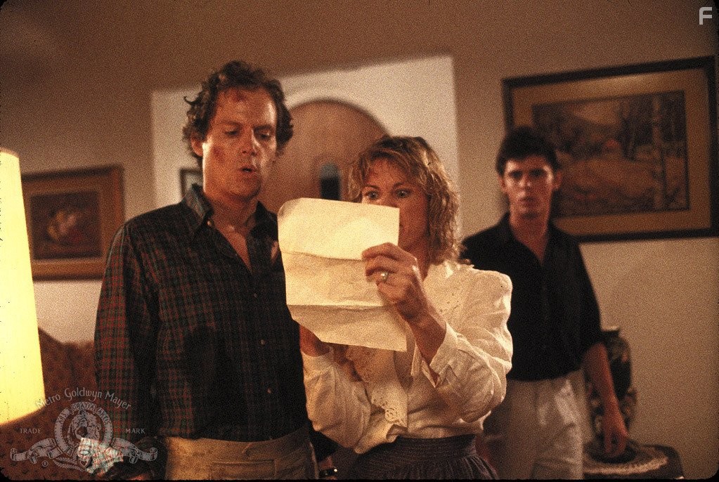 C. Thomas Howell, Cliff De Young, and Dee Wallace in Тайный поклонник (1985)