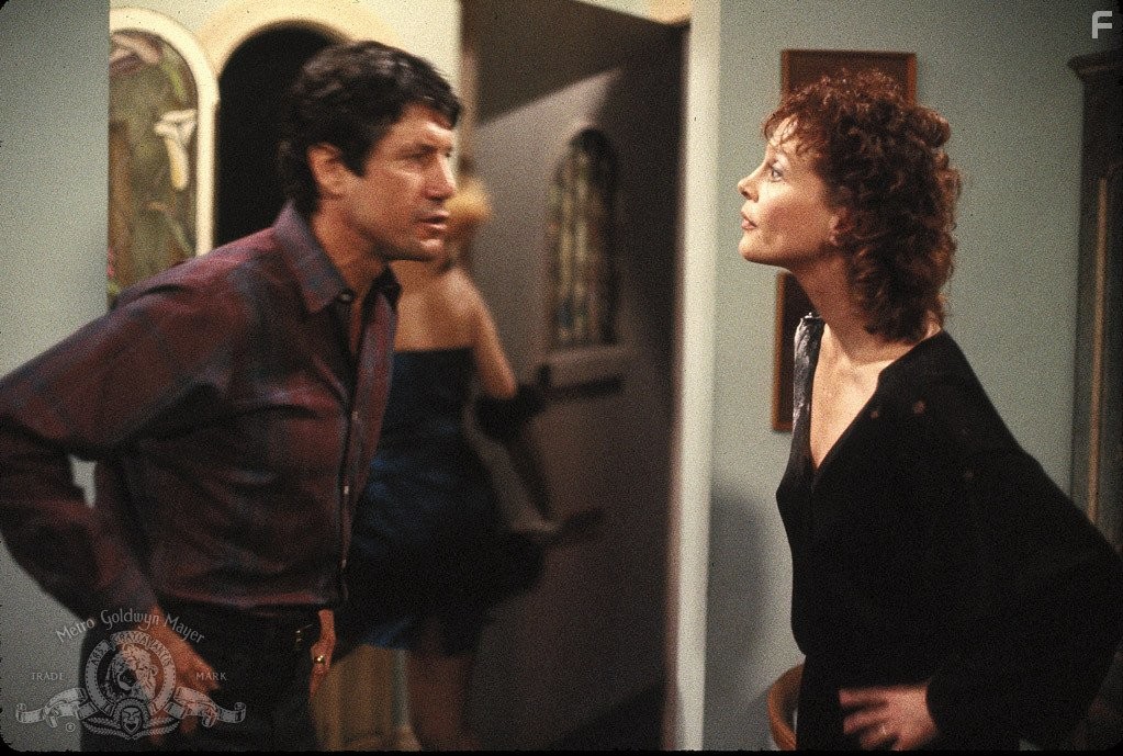 Leigh Taylor-Young and Fred Ward in Тайный поклонник (1985)