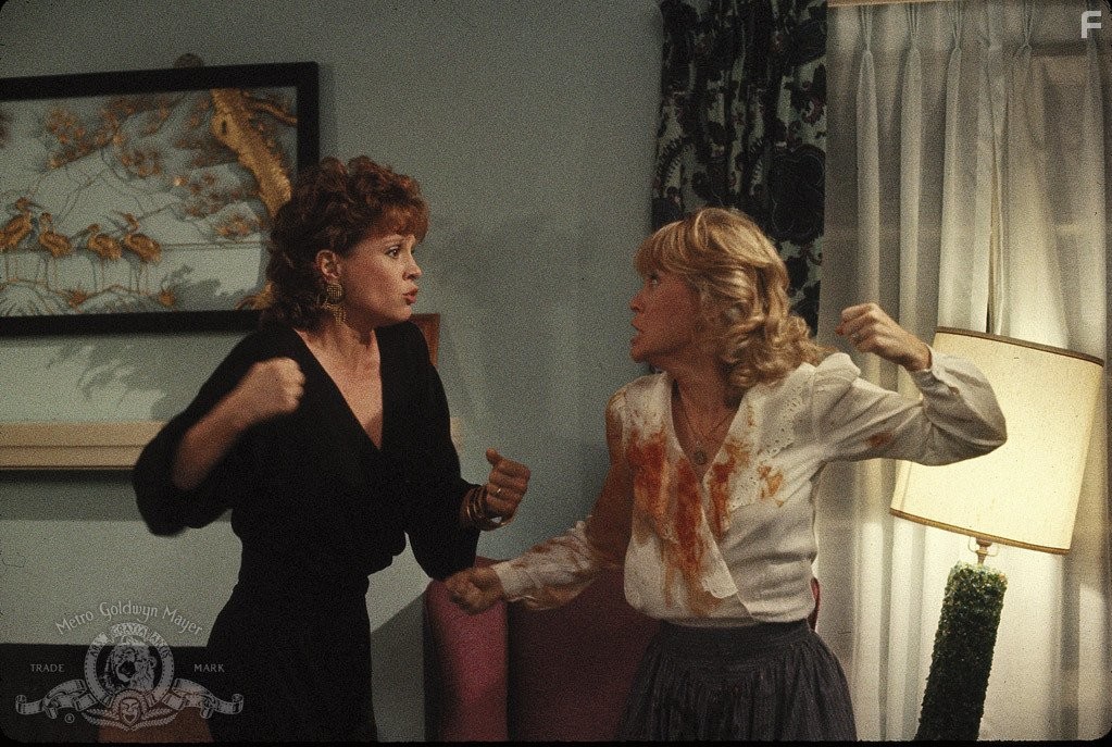 Leigh Taylor-Young and Dee Wallace in Тайный поклонник (1985)