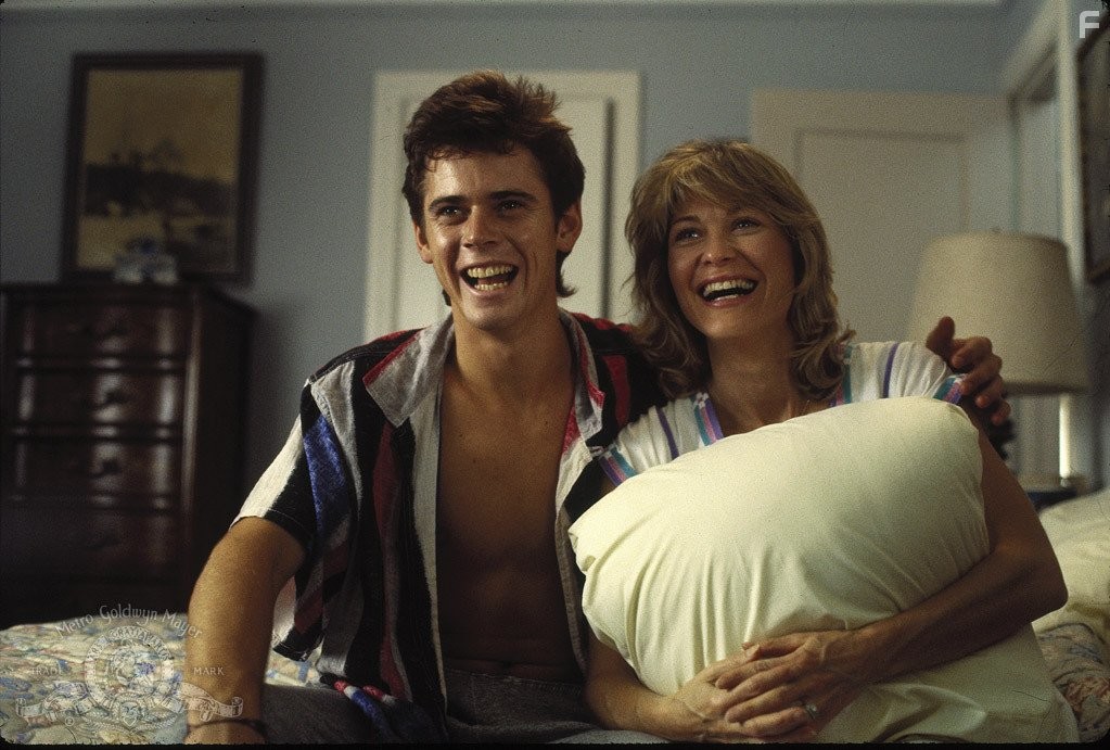 C. Thomas Howell and Dee Wallace in Тайный поклонник (1985)