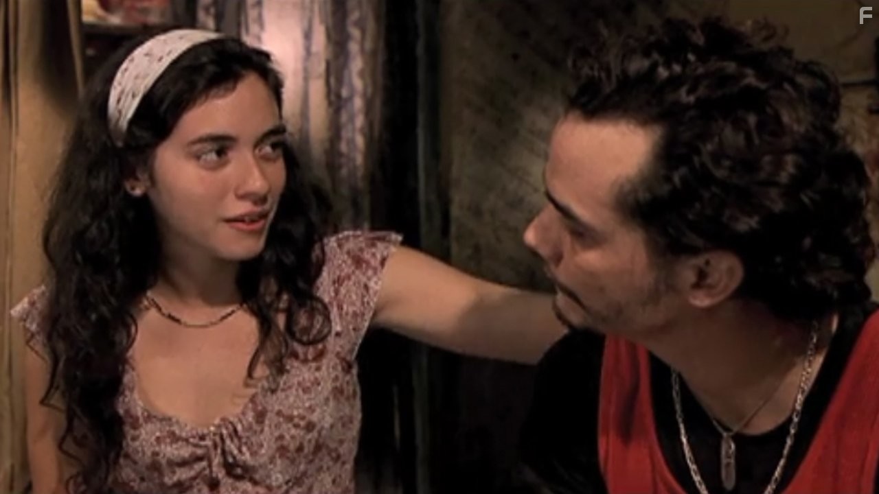 Julia Ianina and Wagner Moura in Карандиру (2003)