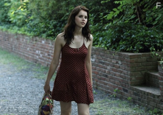 Felicity Jones in Полной грудью (2013)