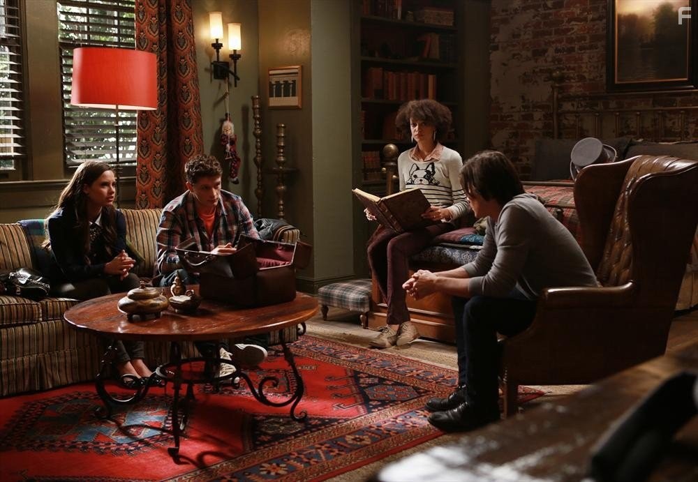 Tyler Blackburn, Merritt Patterson, Brett Dier, and Britne Oldford in Рейвенсвуд (2013)