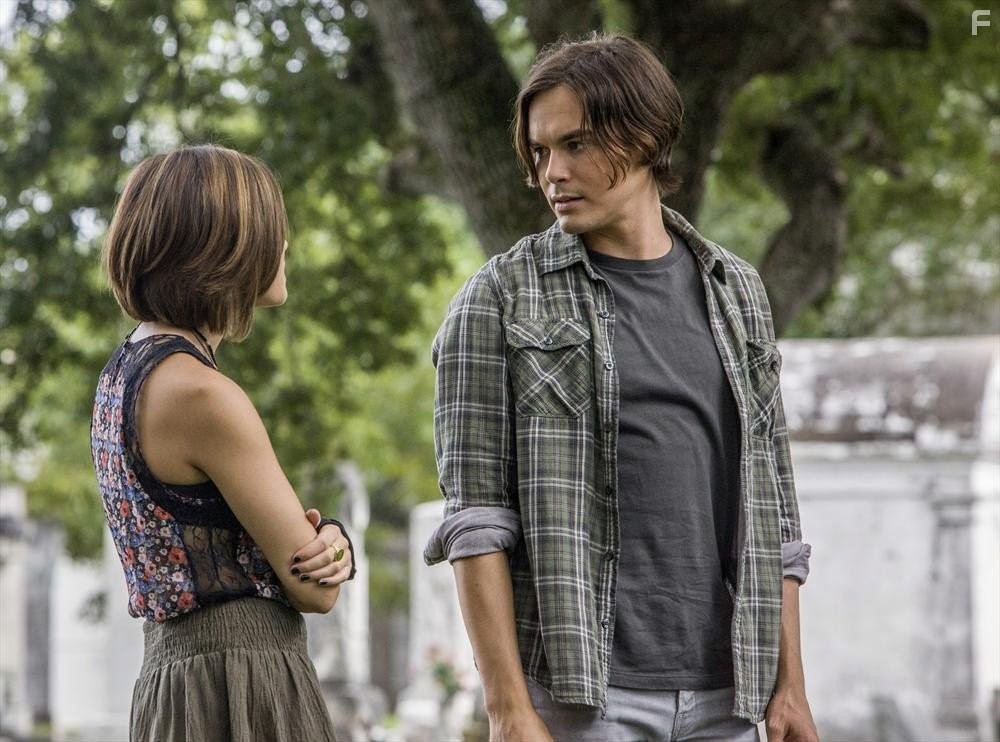 Tyler Blackburn and Nicole Gale Anderson in Рейвенсвуд (2013)