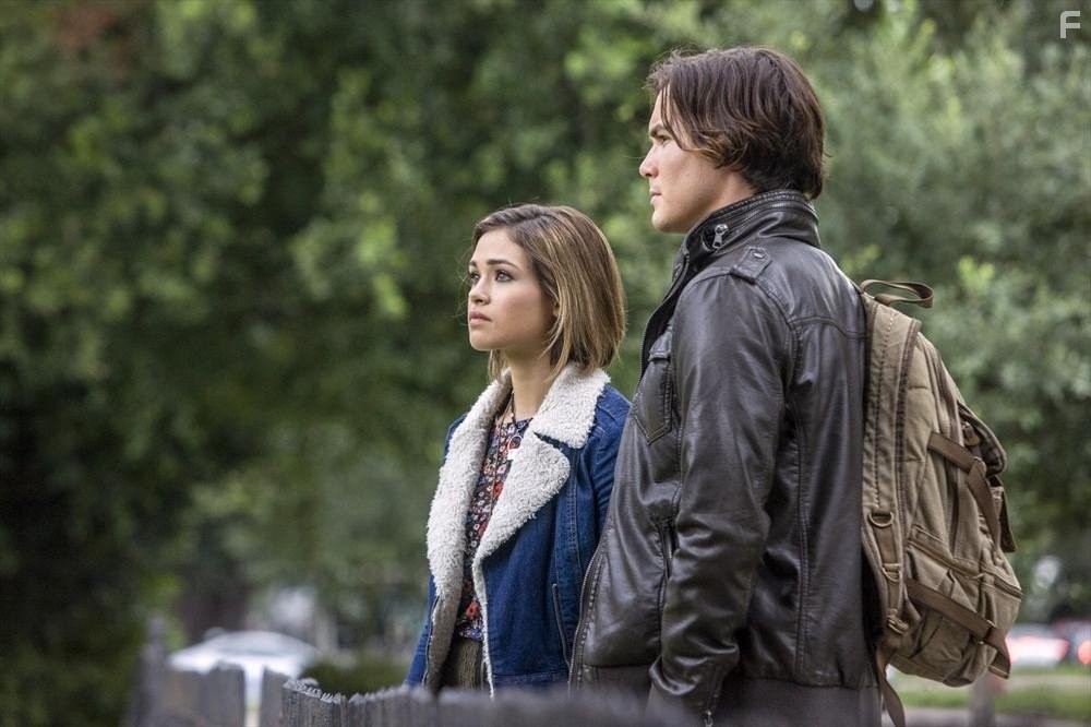 Tyler Blackburn and Nicole Gale Anderson in Рейвенсвуд (2013)