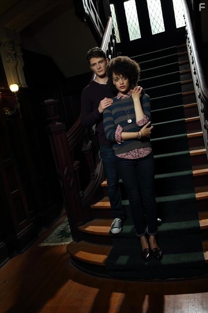 Brett Dier and Britne Oldford in Рейвенсвуд (2013)