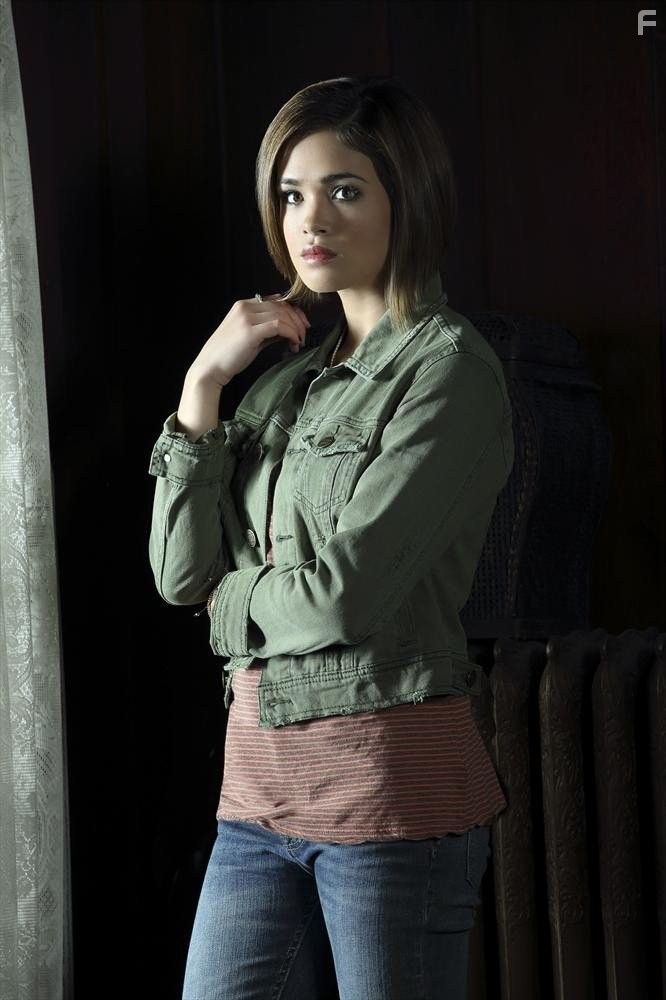 Nicole Gale Anderson in Рейвенсвуд (2013)