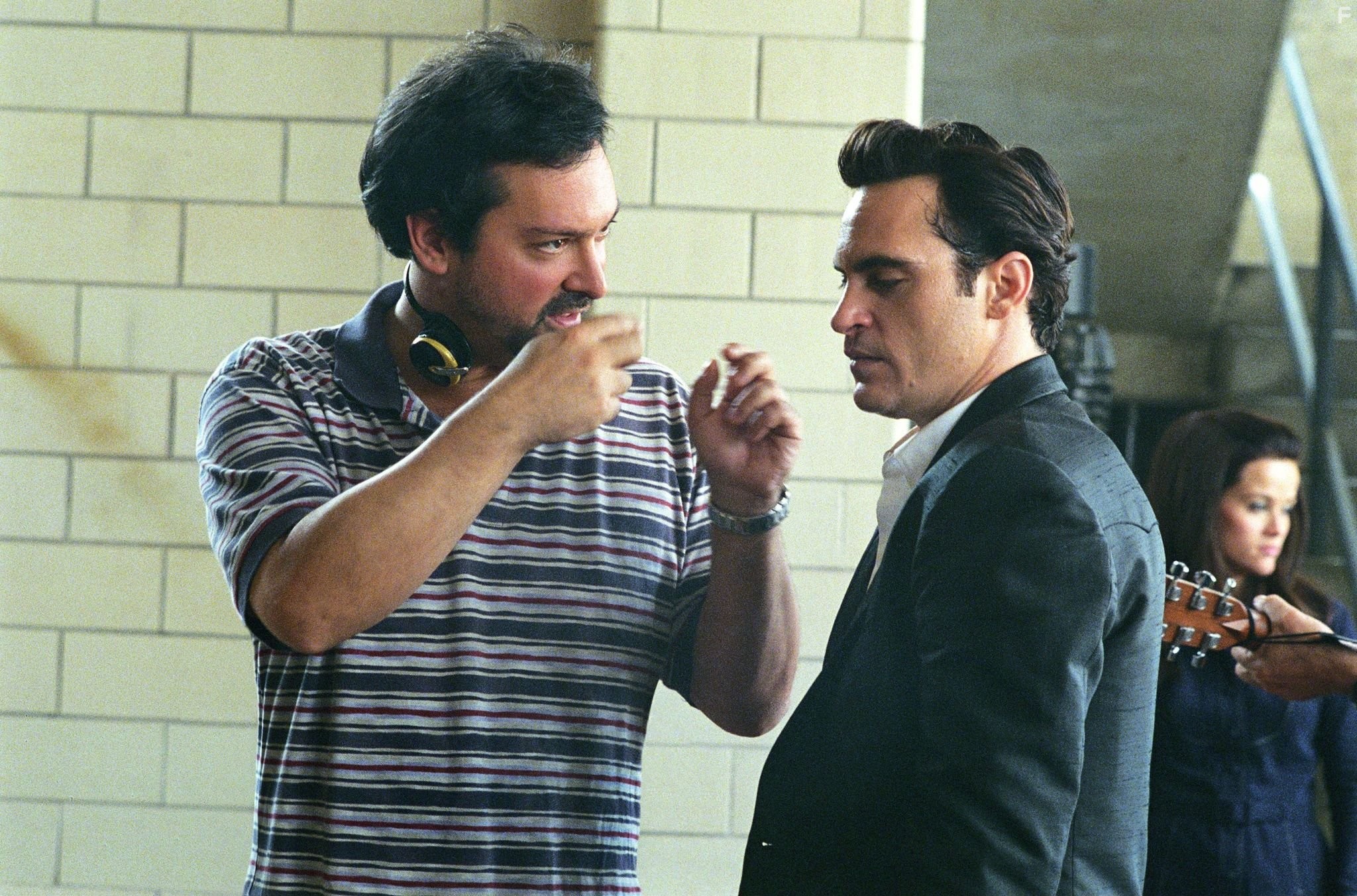 Joaquin Phoenix and James Mangold in Переступить черту (2005)
