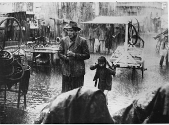 Lamberto Maggiorani and Enzo Staiola in Похитители велосипедов (1948)